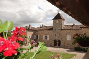 a large brick building with a tower at Teritoria Château de Besseuil in Clessé