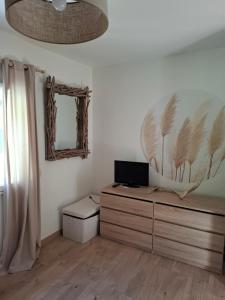 a room with a desk with a computer on it at gite l oree de la foret in Incheville