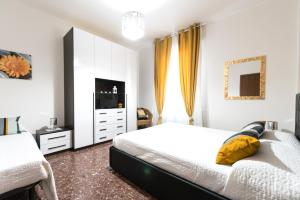 Un dormitorio con dos camas y un televisor. en Casa vacanze Antonia, en Bolonia