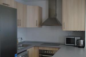 A kitchen or kitchenette at 2 bed apartment on Condado De Alhama with roof solarium N5
