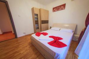 una camera da letto con un letto e accappatoi rossi sopra di Dream Residence 64 a Bucarest