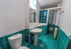 ein Bad mit einem WC und einem Waschbecken in der Unterkunft Dream Residence Nerva in Bukarest
