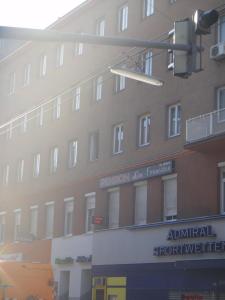 światła drogowego przed budynkiem w obiekcie Pension San Francisco w Wiedniu