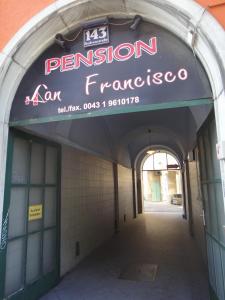znak wejścia do garażu w obiekcie Pension San Francisco w Wiedniu +10 zdjęć