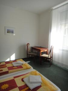 Łóżko lub łóżka w pokoju w obiekcie Pension San Francisco
