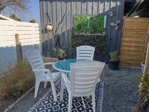 a patio with a table and chairs and a fence at T2 Charmant et calme in Andernos-les-Bains