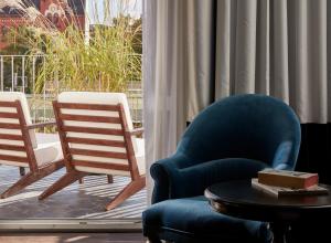 a living room with two chairs and a table at Sir Savigny Hotel, part of Sircle Collection in Berlin