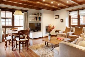 una sala de estar con una mesa y un sofá en Val de Ruda Luxe 6 by FeelFree Rentals, en Baqueira Beret
