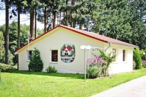 a small white house with a red roof at Ferienhaus Eldeblick direkt am Eldeufer in Parchim in Parchim