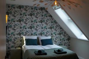 a bedroom with a bed with a large window and apilligunigun at Landgoed Erve Triesthaar in De Lutte