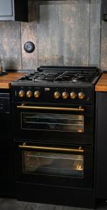 a black stove top oven in a kitchen at Cocon cosy hyper-centre idéal 4 personnes in Tours