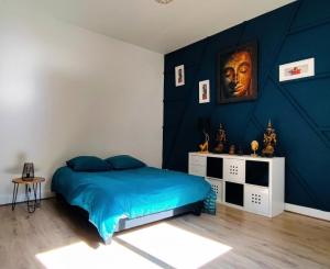 a bedroom with blue walls and a bed with blue sheets at Cocon cosy hyper-centre idéal 4 personnes in Tours