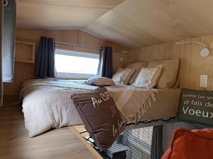 a bedroom with a bed in a tiny house at Tiny house Oléroncoast La-Brée-Les-Bains in La Brée-les-Bains