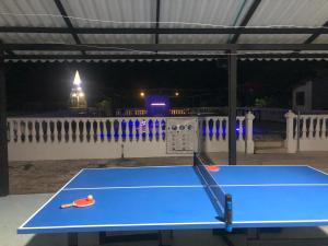 a blue ping pong table with a racket on it at Shaddai Villeta Centro Ecoturistico in Villeta