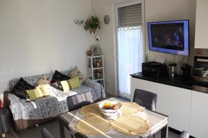 a living room with a couch and a table at Casa Nulfa in Sommacampagna