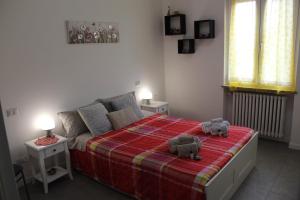 two stuffed animals sitting on a bed in a bedroom at Casa Nulfa in Sommacampagna