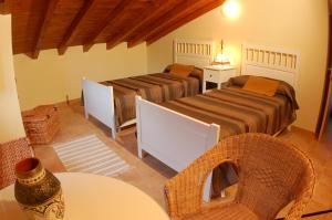 Un dormitorio con 2 camas y una mesa con mesa. en Casa Rural El Esquilador, en Terminón
