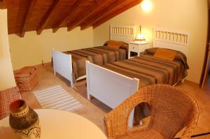 A bed or beds in a room at Casa Rural El Esquilador