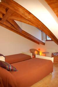 A bed or beds in a room at Casa Rural El Esquilador