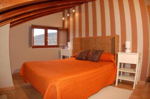A bed or beds in a room at Casa Rural El Esquilador