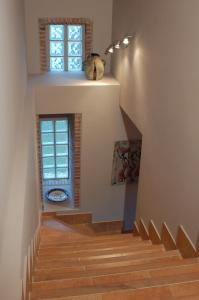 Una escalera en una casa con dos ventanas en Casa Rural El Esquilador en Terminón