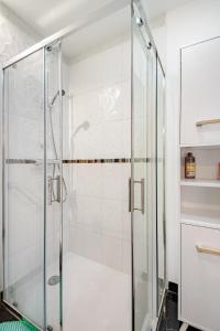 a shower with a glass door in a bathroom at Loft design climatisé in Thiais +11 photos