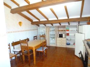 a kitchen and dining room with a table and chairs at Los campos in Hontoria