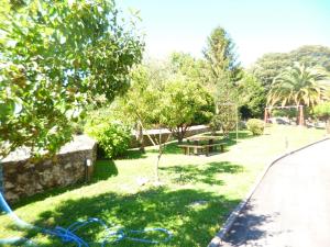 a park with a picnic table and a blue hose at Los campos in Hontoria