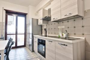 a kitchen with a sink and a stove at Easy Downtown Inn in Marghera +18 photos