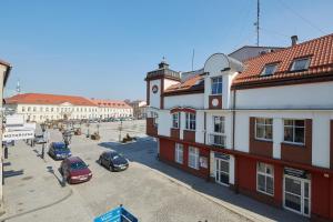 una vista aérea de una calle de la ciudad con edificios en Willa Pierrot, en Oświęcim