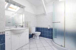 un bagno con WC, lavandino e doccia di Willa Pierrot a Oświęcim Altre 56 foto