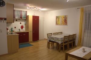 a kitchen and dining room with a table and chairs at Narrenhaus in Fohnsdorf