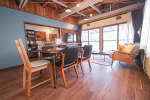 a dining room with a table and chairs in a room at アブラサカスペース in Nara