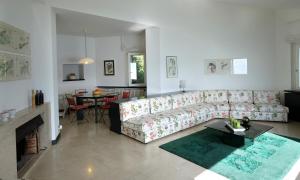 een woonkamer met een bank en een tafel bij Villa Coccodrilla in Toscolano Maderno