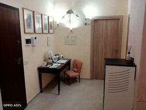 an office with a desk and a chair in a room at B&B CASA ELISABETTA in Ginosa