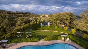 vista aerea su una tenuta con piscina di Il Melograno Agriturismo & SPA a Pianello