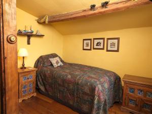 una camera da letto con un letto e un tavolo con una lampada di Summerhill Cottage a Windermere