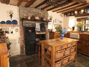 una cucina con un forno vecchio stile e un tavolo di Summerhill Cottage a Windermere Altre 20 foto