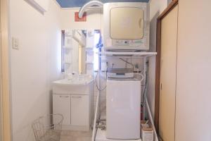 a kitchen with a sink and a microwave at アブラサカスペース in Nara