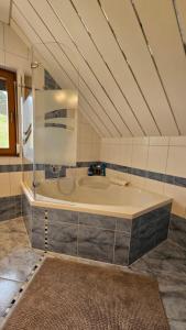 a large bathroom with a sink and a mirror at 84m2 Ferienwohnung - Landquartier Moik Ankommen - Durchatmen - Abschalten in Ebenthal +34 photos