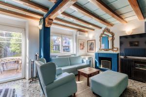 a living room with blue furniture and a fireplace at Bellagio Bed & Breakfast in Bellagio