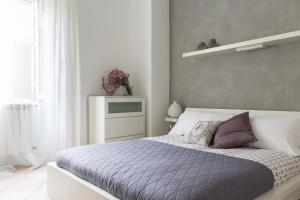 ローマにあるSantonofrio Apartmentsのベッドルーム1室(青い掛け布団付きのベッド1台付)