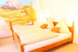 Bett in einem Zimmer mit Wandgemälde in der Unterkunft Kessenbrock Appartements in Witten