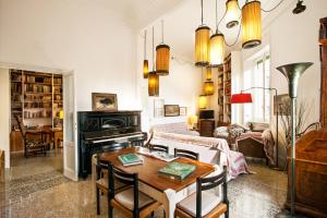 uma sala de estar com uma mesa e um piano em Wanderlust - FromHometoRome em Roma