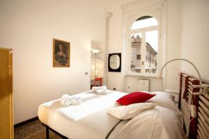 um quarto com uma cama com duas toalhas em Wanderlust - FromHometoRome em Roma