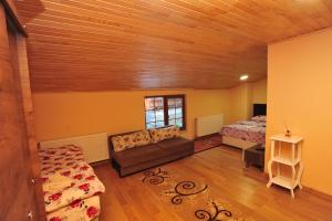 a living room with a couch and a bed at Cam Hotel & Restaurant 2 in Uzungöl