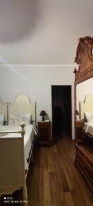 ein Schlafzimmer mit zwei Betten und einem großen Spiegel in der Unterkunft AnimAntica in Lido di Pomposa