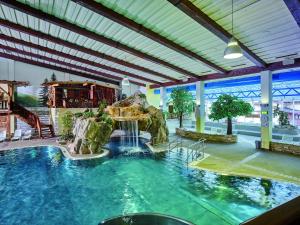 - une piscine avec cascade dans un bâtiment dans l'établissement Trofana Appartements, à Sölden