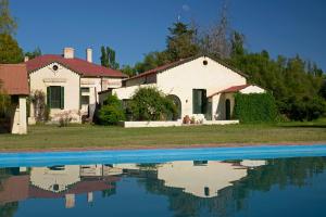 a house with its reflection in a body of water at Casona 1905 in San Rafael