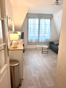 a small living room with a desk and a couch at Cap des pins in Quend